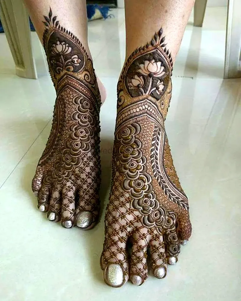 Bridal feet mehndi with lotus and net jaal pattern