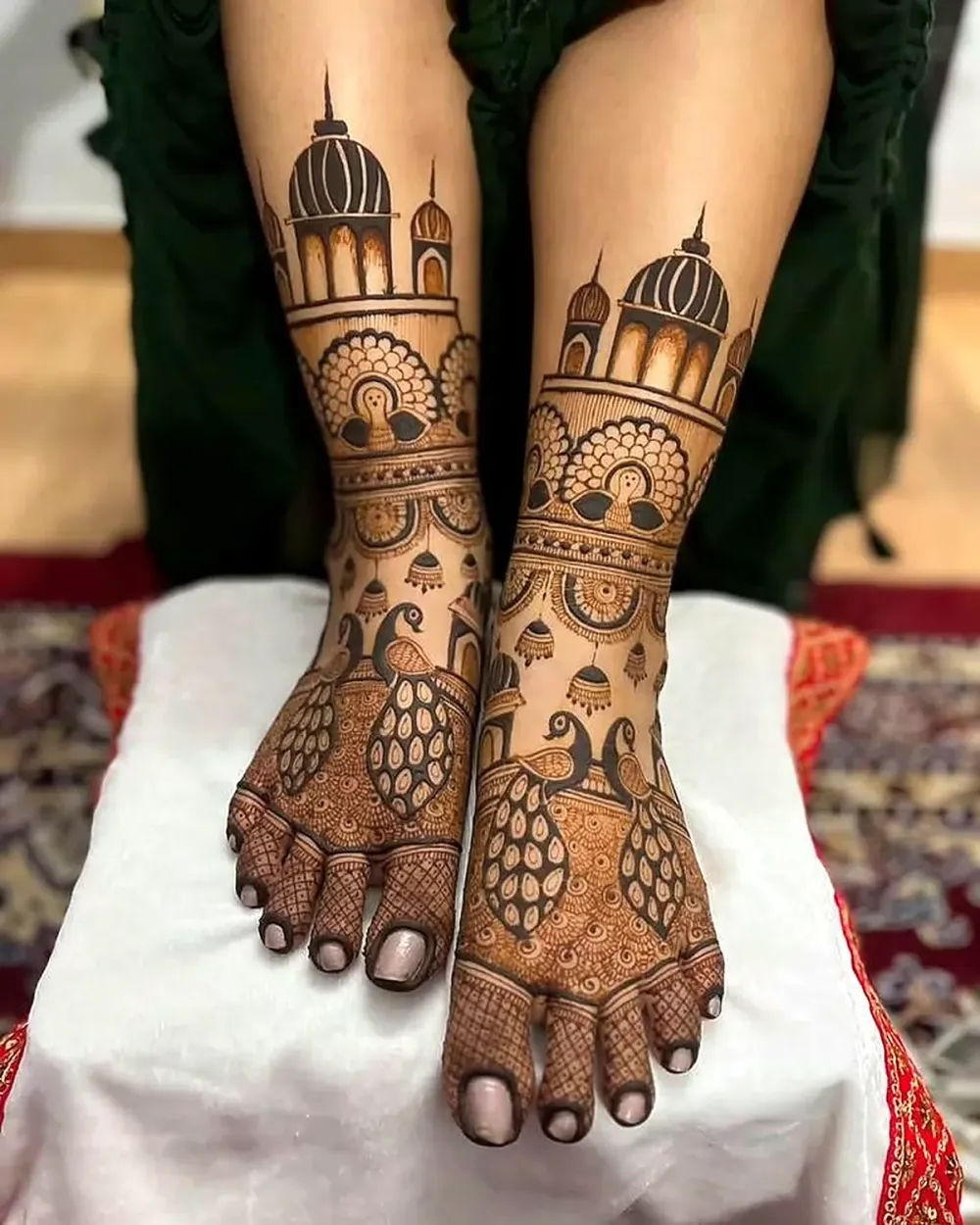 Bridal leg mehndi with a dome and peacock border